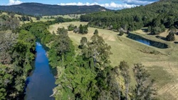 Privately positioned Spiller Road Farm complete with river frontage | Video